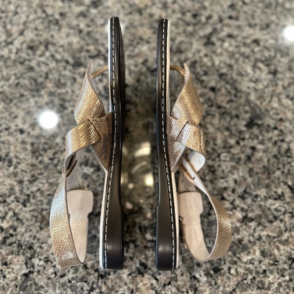 Donald J. Pliner Thong Sandals in Gold, Size 9M - Picture 5 of 14